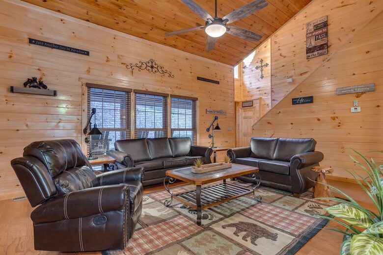 Luxury Mountain Lodge - Gatlinburg, Tennessee