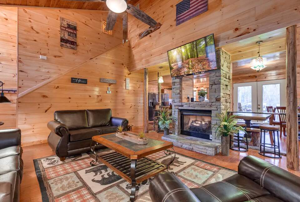Luxury Mountain Lodge - Gatlinburg, Tennessee