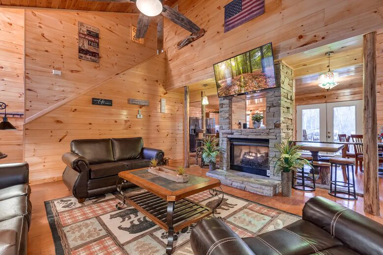 Luxury Mountain Lodge - Gatlinburg, Tennessee