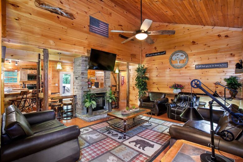Luxury Mountain Lodge - Gatlinburg, Tennessee