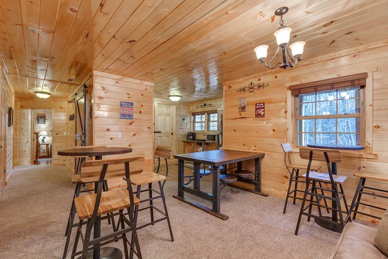 Luxury Mountain Lodge - Gatlinburg, Tennessee