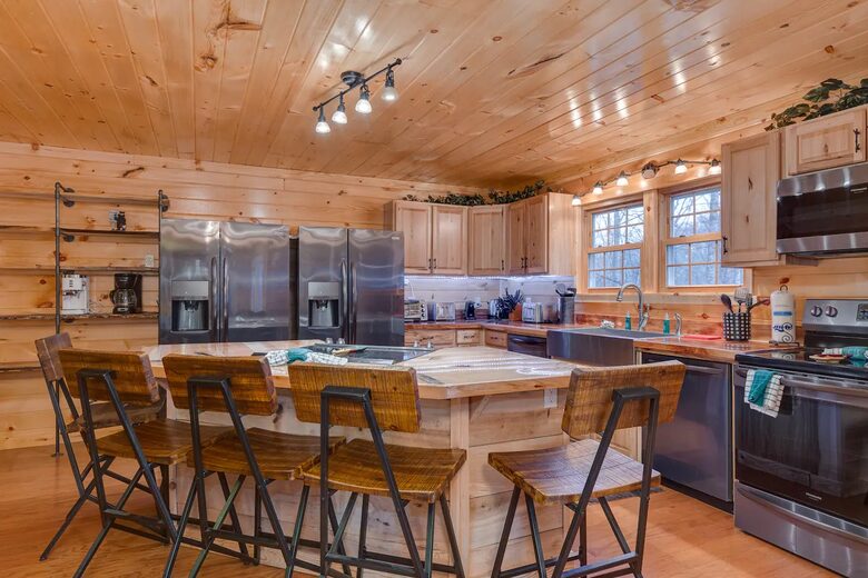 Luxury Mountain Lodge - Gatlinburg, Tennessee