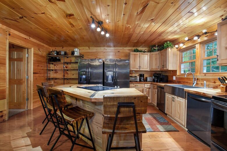 Luxury Mountain Lodge - Gatlinburg, Tennessee