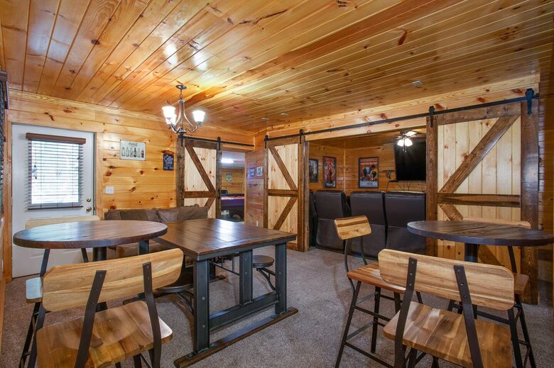 Luxury Mountain Lodge - Gatlinburg, Tennessee
