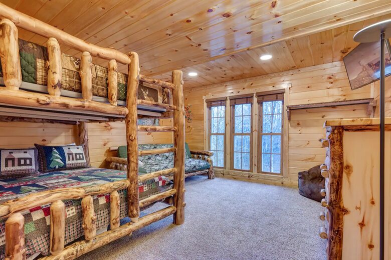 Luxury Mountain Lodge - Gatlinburg, Tennessee