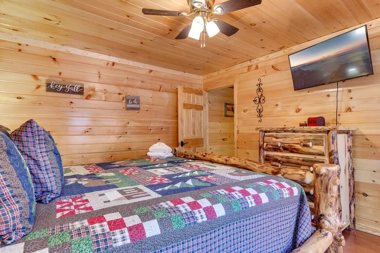 Luxury Mountain Lodge - Gatlinburg, Tennessee