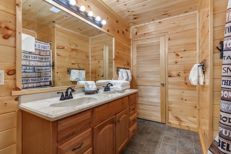Luxury Mountain Lodge - Gatlinburg, Tennessee