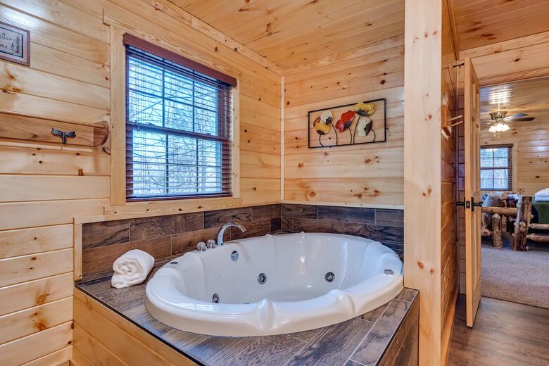 Luxury Mountain Lodge - Gatlinburg, Tennessee