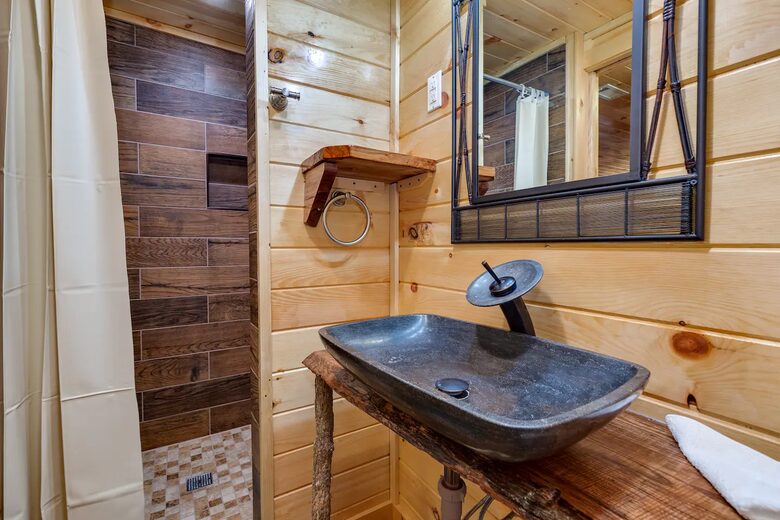 Luxury Mountain Lodge - Gatlinburg, Tennessee