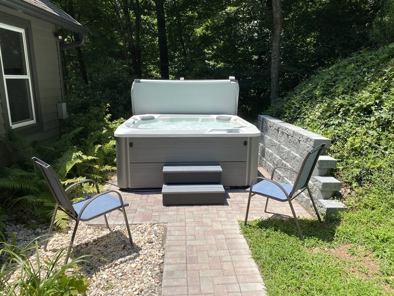 Beautiful Mountain Retreat | 10 minutes to Downtown Asheville - Asheville, North Carolina