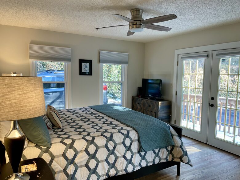Beautiful Mountain Retreat | 10 minutes to Downtown Asheville - Asheville, North Carolina