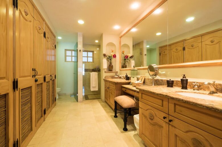 Master 2 Bath with Jetted Tub
