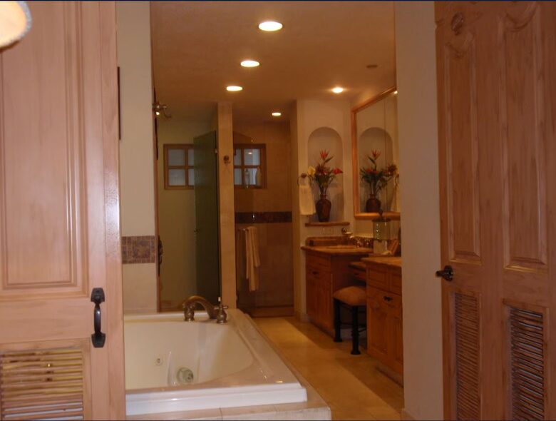 Master 1, Bath with Jetted Tub