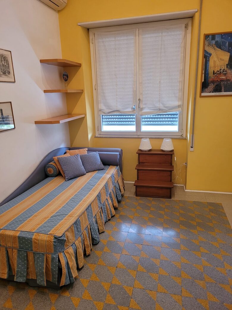 2 bedroom with 2 single beds (trundle)