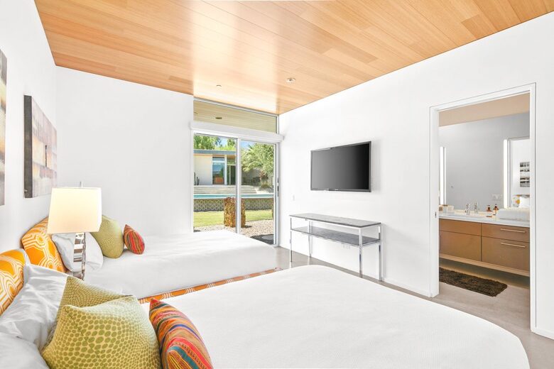 Glass Retreat: Mid-Century Modern Masterpiece - Rancho Mirage, California
