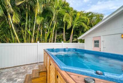Clearwater Cottage | Quick Walk to the Beach - Clearwater Beach, Florida