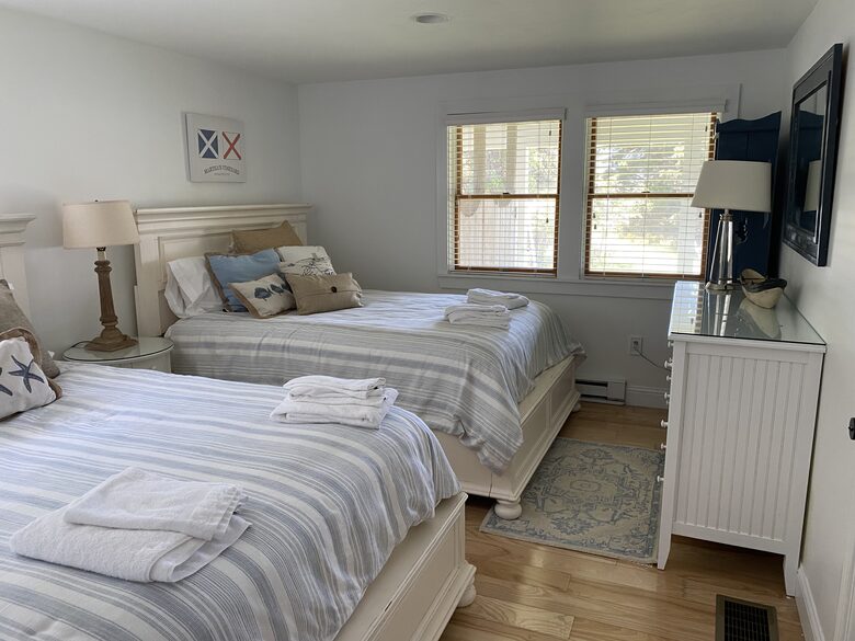 First floor bedroom en suite with two queen beds
