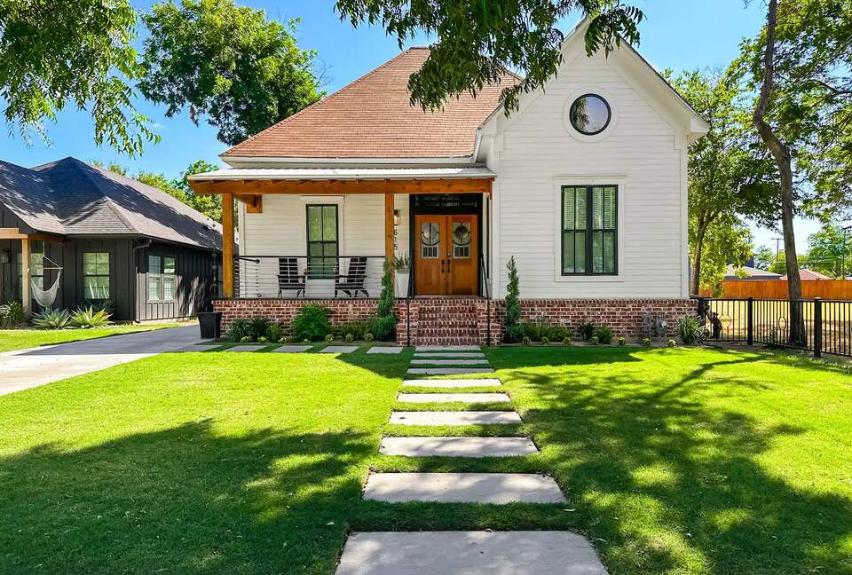 Waco Retreat | Steps to the Silos, Heated Pool, Minutes from Baylor - Waco, Texas