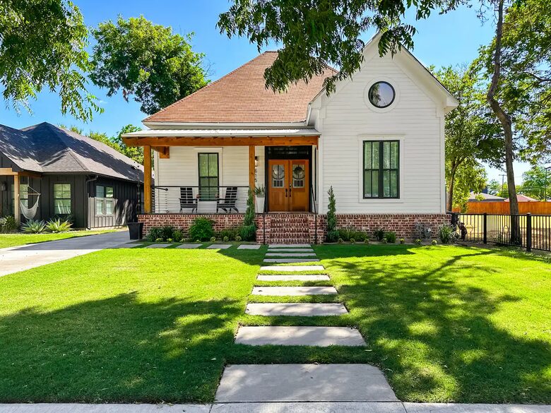 Waco Retreat | Steps to the Silos, Heated Pool, Minutes from Baylor - Waco, Texas