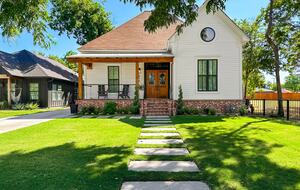 Waco Retreat | Steps to the Silos, Heated Pool, Minutes from Baylor - Waco, Texas