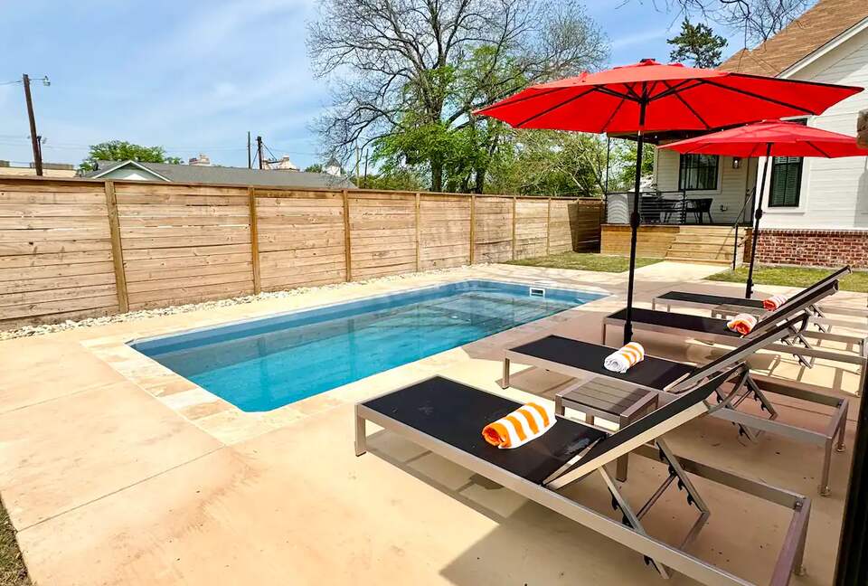 Waco Retreat | Steps to the Silos, Heated Pool, Minutes from Baylor - Waco, Texas