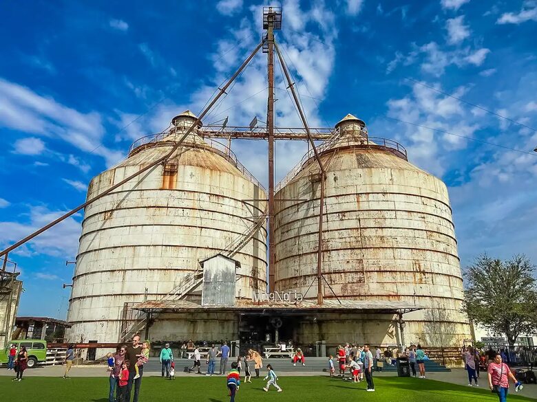 Waco Retreat | Steps to the Silos, Heated Pool, Minutes from Baylor - Waco, Texas