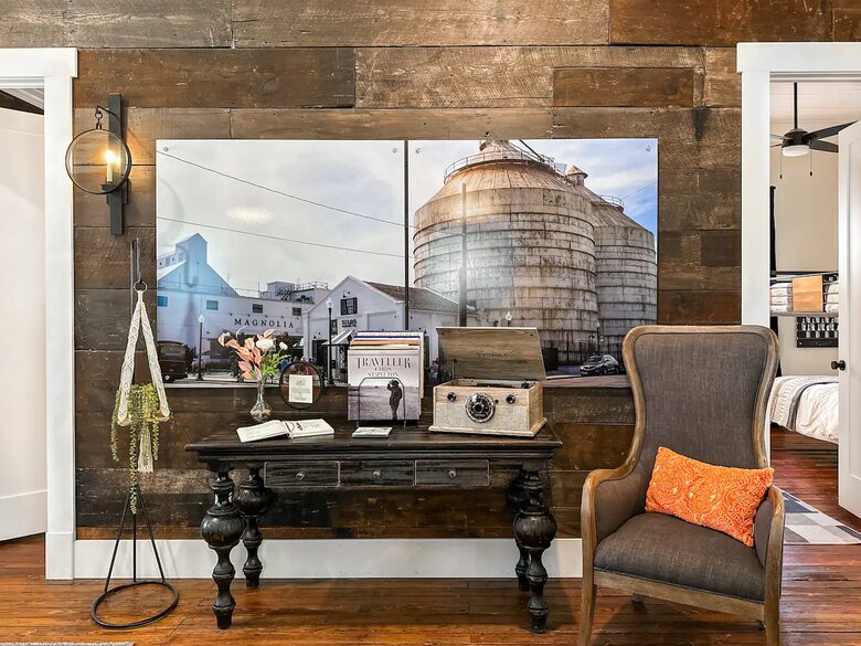 Waco Retreat | Steps to the Silos, Heated Pool, Minutes from Baylor - Waco, Texas