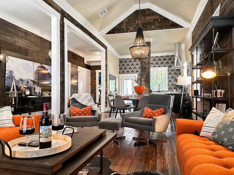 Waco Retreat | Steps to the Silos, Heated Pool, Minutes from Baylor - Waco, Texas