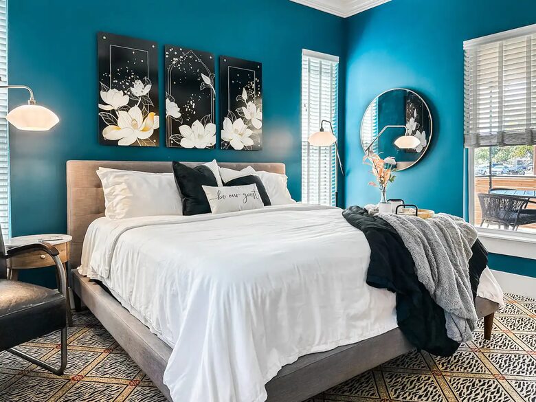Waco Retreat | Steps to the Silos, Heated Pool, Minutes from Baylor - Waco, Texas