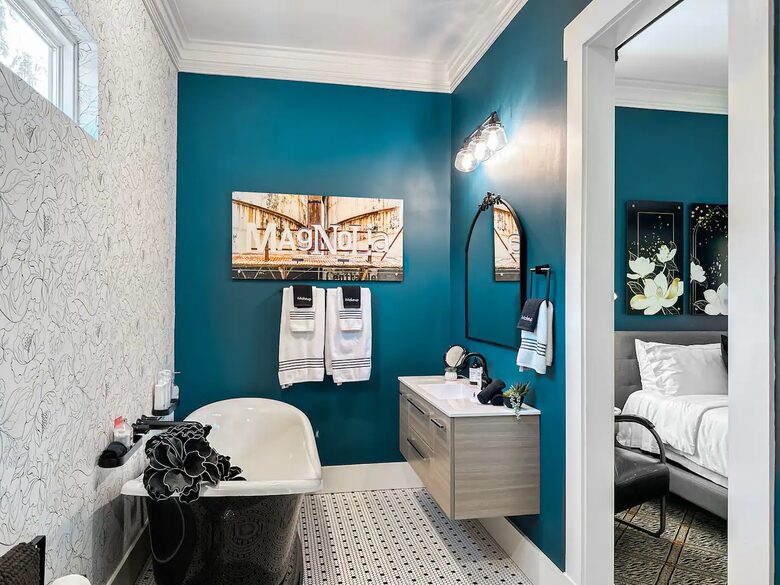 Waco Retreat | Steps to the Silos, Heated Pool, Minutes from Baylor - Waco, Texas