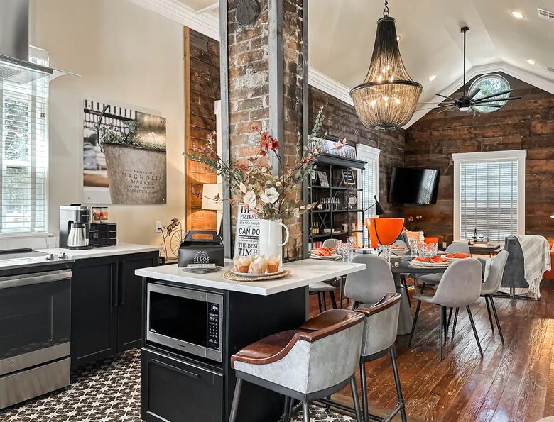 Waco Retreat | Steps to the Silos, Heated Pool, Minutes from Baylor - Waco, Texas