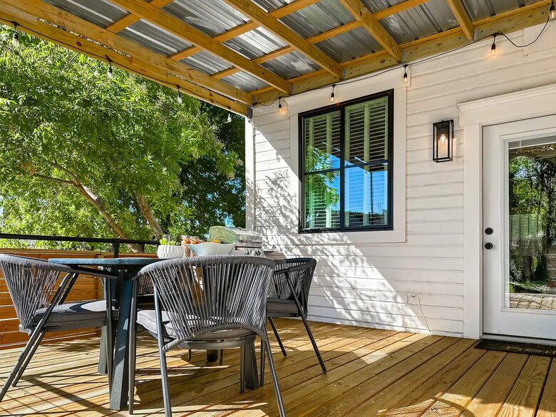 Waco Retreat | Steps to the Silos, Heated Pool, Minutes from Baylor - Waco, Texas