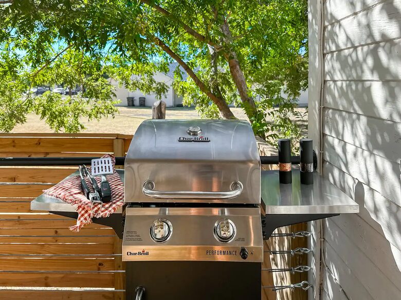 Waco Retreat | Steps to the Silos, Heated Pool, Minutes from Baylor - Waco, Texas