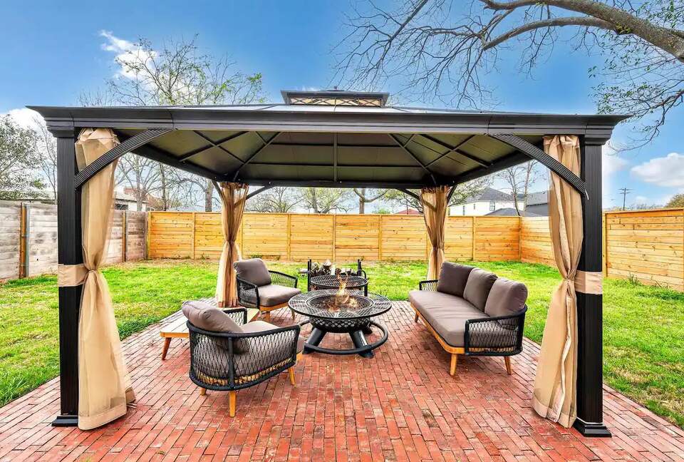 Waco Retreat | Steps to the Silos, Heated Pool, Minutes from Baylor - Waco, Texas