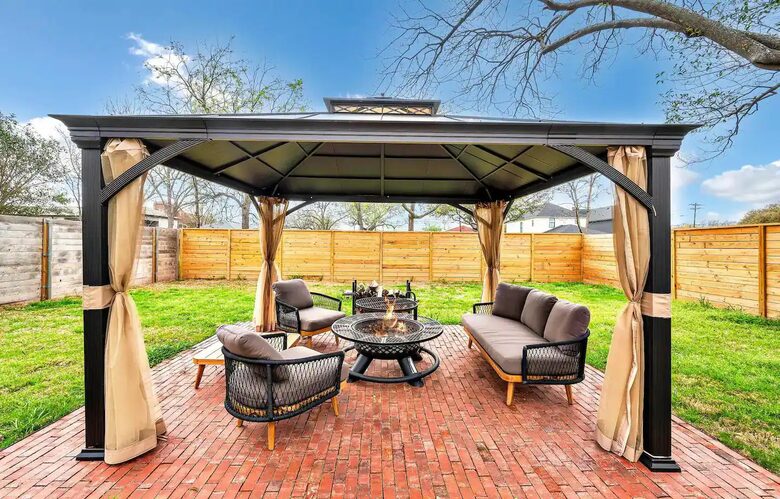 Waco Retreat | Steps to the Silos, Heated Pool, Minutes from Baylor - Waco, Texas