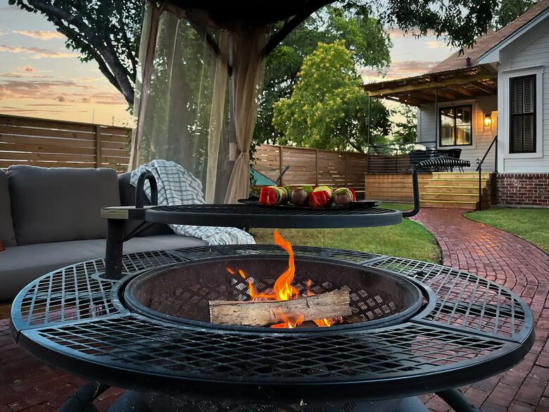 Waco Retreat | Steps to the Silos, Heated Pool, Minutes from Baylor - Waco, Texas