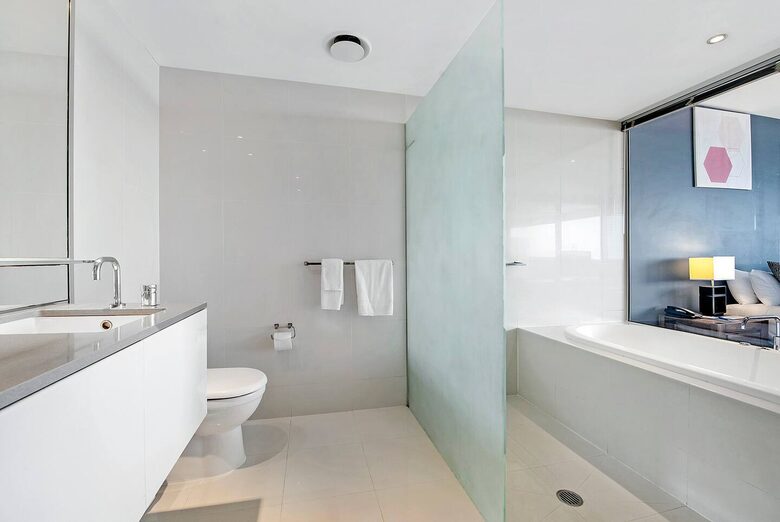 Luxury Ocean View Spa Apartment - Gold Coast, Australia