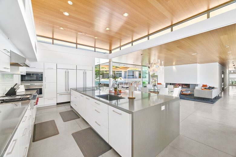 Glass Retreat: Mid-Century Modern Masterpiece - Rancho Mirage, California