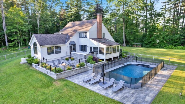 Perfect location all year round! Summer, fall foliage and winter ski