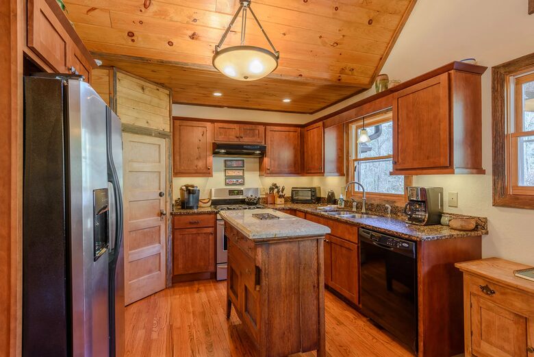 Hidden Gem: Secluded Mountain Cottage with Scenic Views - Banner Elk, North Carolina