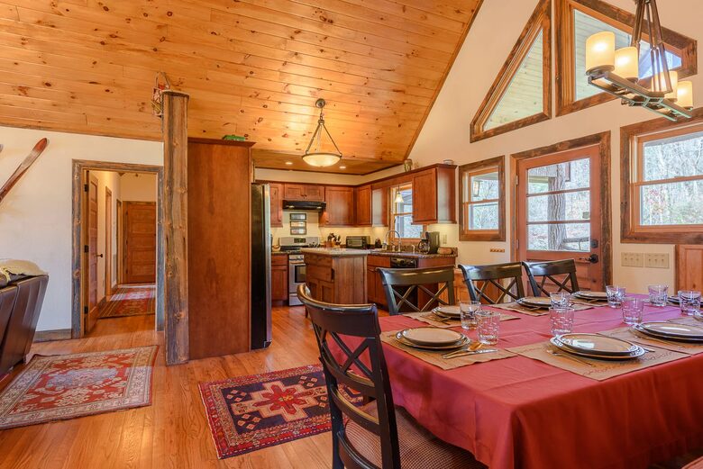Hidden Gem: Secluded Mountain Cottage with Scenic Views - Banner Elk, North Carolina