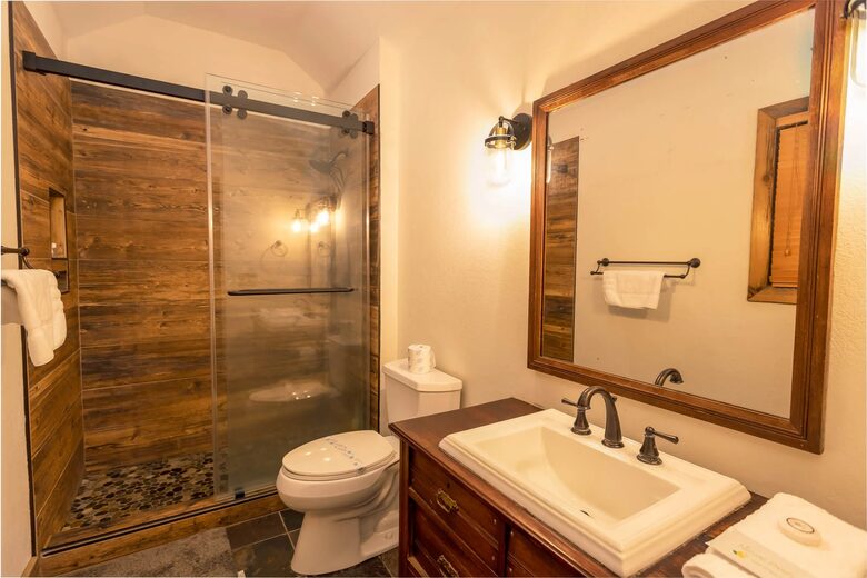 Hidden Gem: Secluded Mountain Cottage with Scenic Views - Banner Elk, North Carolina