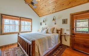Hidden Gem: Secluded Mountain Cottage with Scenic Views - Banner Elk, North Carolina