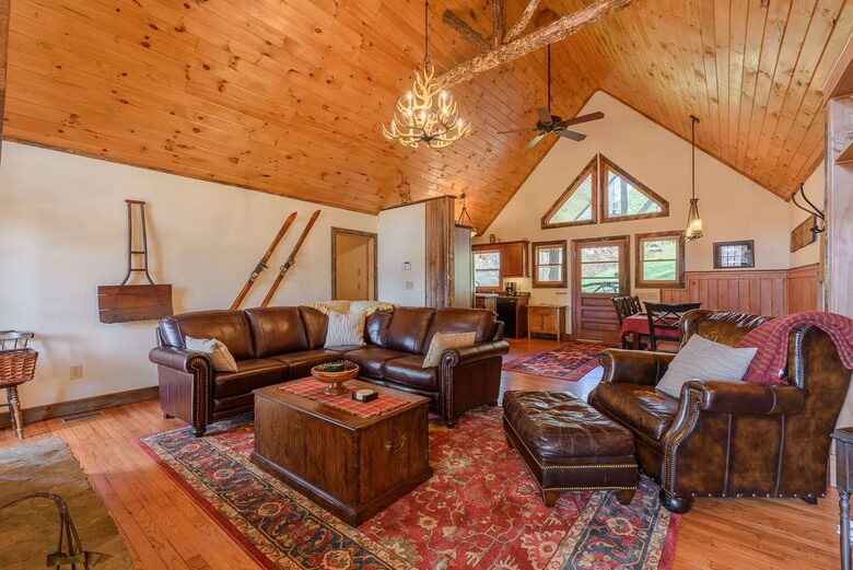 Hidden Gem: Secluded Mountain Cottage with Scenic Views - Banner Elk, North Carolina