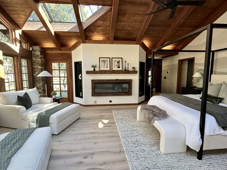 Stone and Glass House next to Yosemite National Park - Mariposa, California
