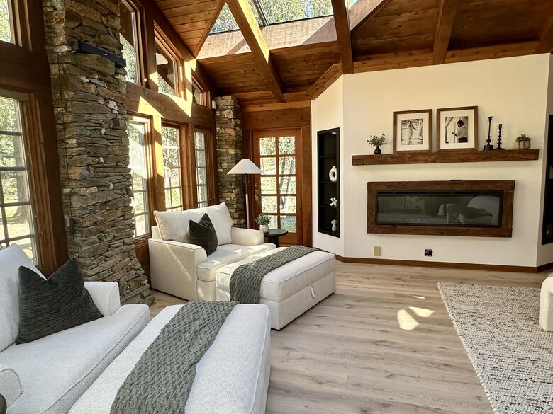 Stone and Glass House next to Yosemite National Park - Mariposa, California