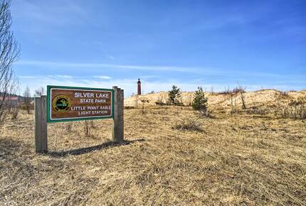 Spacious Mears Retreat - Steps From Lake Michigan and Sand Dunes - Mears, Michigan