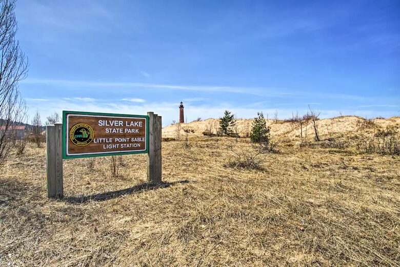 Spacious Mears Retreat - Steps From Lake Michigan and Sand Dunes - Mears, Michigan