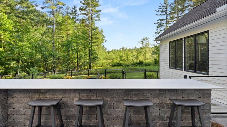 Outdoor bar with built-in gas grill