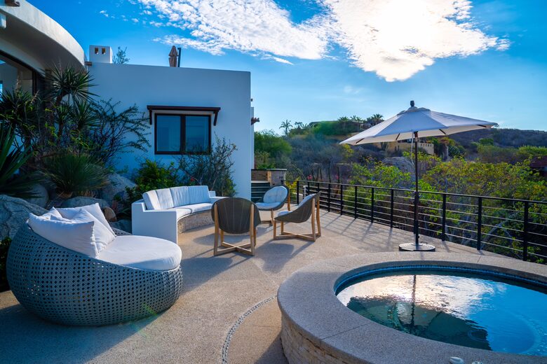fire pit/built in seating area
